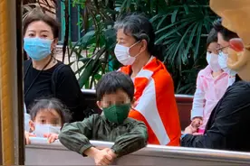郭晶晶一家五口同框，儿子左顾右盼超活泼，小女儿在爸怀中显乖巧图片