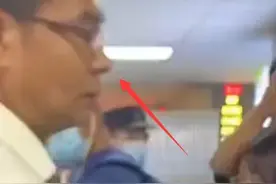 陌生男子一把“搂住”喻言，有谁注意他手放的位置，打脸安保人员图片