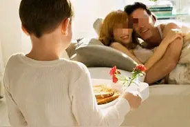 8岁儿子推门，撞见父母在做“奇怪事情”，妻子的回应值得学习图片