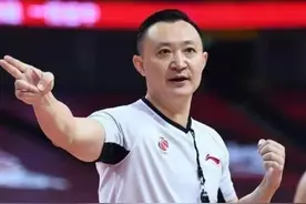 闫军对着技术台，大喊了一句，正在生气的郭士强，被逗乐了图片