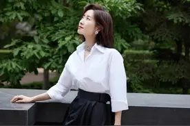 45岁刘敏涛签约新东家，成“华为二公主”新同事，官宣海报藏玄机图片