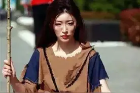 在火车上遇到了一个脱鞋的姑娘，我用这一招纠正了她的不文明行为图片