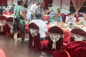 真正的“流水席”！江苏一婚礼遇大雨，众宾客脚泡水里，淡定吃席图片