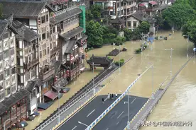 嘉陵江洪水 淹没重庆洪崖洞景区一楼图片