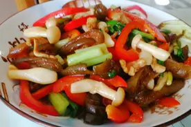 西芹海笋菌菇炒肉丝，海笋比较少见用这种家常做法鲜香入味更好吃图片