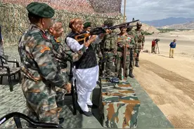 印度防长突访热点地区，拿起机枪示威？印军的表演，却寒碜得很图片