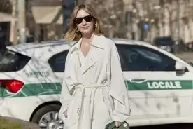 别总穿运动鞋了，今夏最火的4款凉鞋，显瘦显高显腿长图片