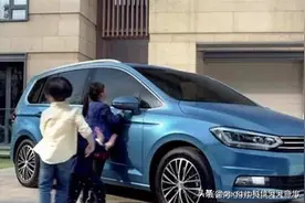 学龄孩童刮坏小区多台名车，家长将责任推给物业，网友：上梁不正图片