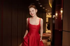 真惊艳！！！热依扎吊带红裙造型，好美啊图片