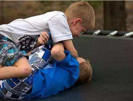 小朋友总是打人，原来都是"奥特曼"搞得鬼，老师机智解决