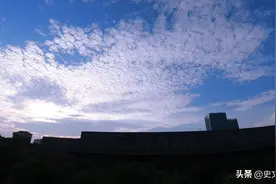 浩瀚无边的天空中，白云来去，时起时伏宛如波涛汹涌的大海图片