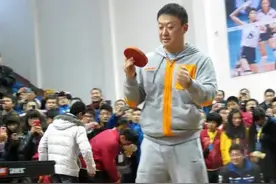 「找教练」直板打法想压横板一头，还得走这个路子！-乒乓国球汇图片