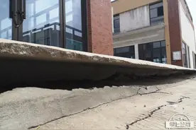 地基多次塌陷，毅德城多栋楼“悬空”图片