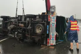 中山货车司机暴雨去珠海翻车，一车货物尽毁！雨刮：这回不是我的锅！图片