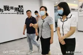 暖心的“莲姐” 亲民的书记 被刷屏网红图片