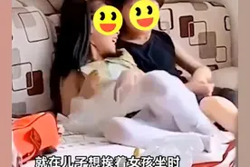 山西一男孩带女生回家玩，不料妈妈回来了，表现淡定图片