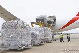 大批难民赖在中国不走，竟想加入中国籍，我们要不要收留？图片