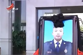 凉山森林火灾烈士：周鹏骨灰回老家江西，上万市民机场接英雄图片