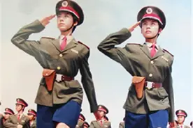 21年前阅兵式，双胞胎姐妹花惊艳全国，如今怎么样了？图片