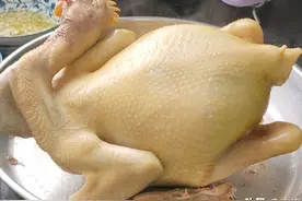 年夜饭鸡肉怎样吃？教你广式白切鸡正确做法，配2种蘸料爽滑味美图片