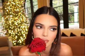 25岁名模晒圣诞写真，抹胸短裙配黑丝超美艳，下蹲拍照险尴尬图片