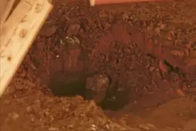 火星表面有液态水吗，天问一号轰出个小水坑？云彩密集感觉要下雨图片
