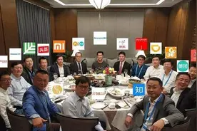 饭局进行到一半，领导给你50元让你去买好烟好酒，你该这么做？图片