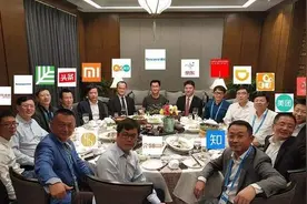 饭局进行到一半，领导给你50元让你去买好烟好酒，你该这么做？图片