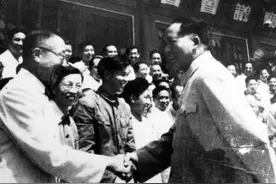 清朝王爷街头摆摊，毛主席得知后给他安排工作：小摊就不要再摆了图片