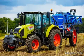 最新型花生收获机出售，他一年收入翻一番！收花生机子这么重要？图片