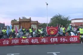 摩托车骑行者夏日邂逅美丽乡村图片