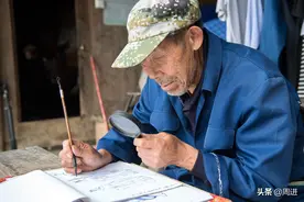 80岁老农爱画画，村民说他是被贫困埋没的才子，被种地耽搁的画家图片