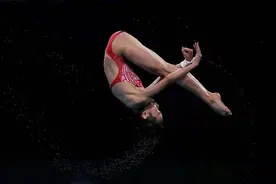 全红婵：赢金牌，拿奖金给妈妈看病，郭晶晶为她鼓掌图片