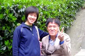 女孩以高考753分上武大，边读书边照顾瘫痪老父，15年现状感人图片