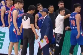 广厦战胜新疆队，王博玩真假中锋出奇招，玩得阿的江晕头转向图片