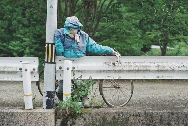 日本有个恐怖村庄，奶奶按照逝者原型做了300个人形，日夜陪自己