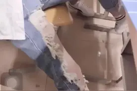 为什么破洞牛仔裤不能随便买？感受一下网友评论，破得太离谱了图片