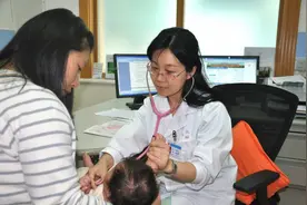 6月大宝宝脊部变形，奶奶成"罪魁祸首"，婴儿推车的使用可别马虎图片