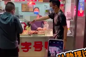 39岁谢霆锋高调出街，懒理前妻被讨债风波，买鸭脖喊助理来结账图片