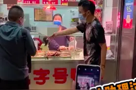39岁谢霆锋高调出街，懒理前妻被讨债风波，买鸭脖喊助理来结账图片