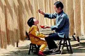 农村奶奶火了，带4胞胎下地干农活，无奈将孩子放水渠“圈养”图片