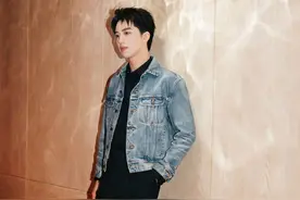 许魏洲蓝色牛仔外套搭黑色打底，清爽俊逸，少年干练有活力图片