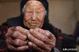 105岁奶奶手缝棉袄，独自种菜做饭生活，82岁儿子常挨批评图片