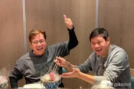 关系亲密！70岁歌坛巨星请范志毅吃火锅，一眼望去满桌都是肉图片
