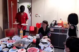 河北一兵哥哥三年未回家，扮成服务员上菜，认出那一刻感动哭了图片