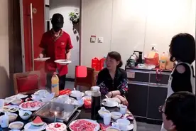 河北一兵哥哥三年未回家，扮成服务员上菜，认出那一刻感动哭了图片
