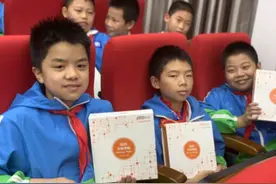 岳阳数十名贫困学生，收到了这份特别的礼物图片