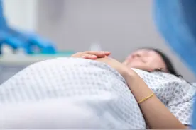 巴西婴儿出生时“身首分离”不幸夭折，产房医护集体目睹可怕场景图片