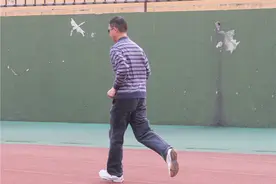 坚持每天晨跑，跑了31年，现已85岁，大爷的经历值得后辈学习图片