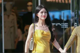 宽松的连衣裙，被小姐姐当成孕妇装来穿搭，还真有种迷人的韵味图片